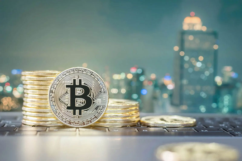 بیت کوین چیست به زبان ساده + چگونه بخریم و درآمد کسب کنیم؟