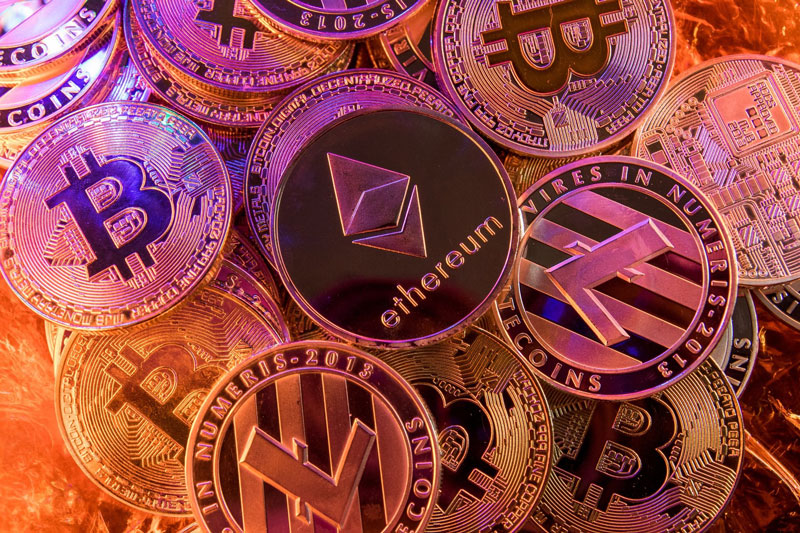 بیت کوین چیست به زبان ساده + چگونه بخریم و درآمد کسب کنیم؟